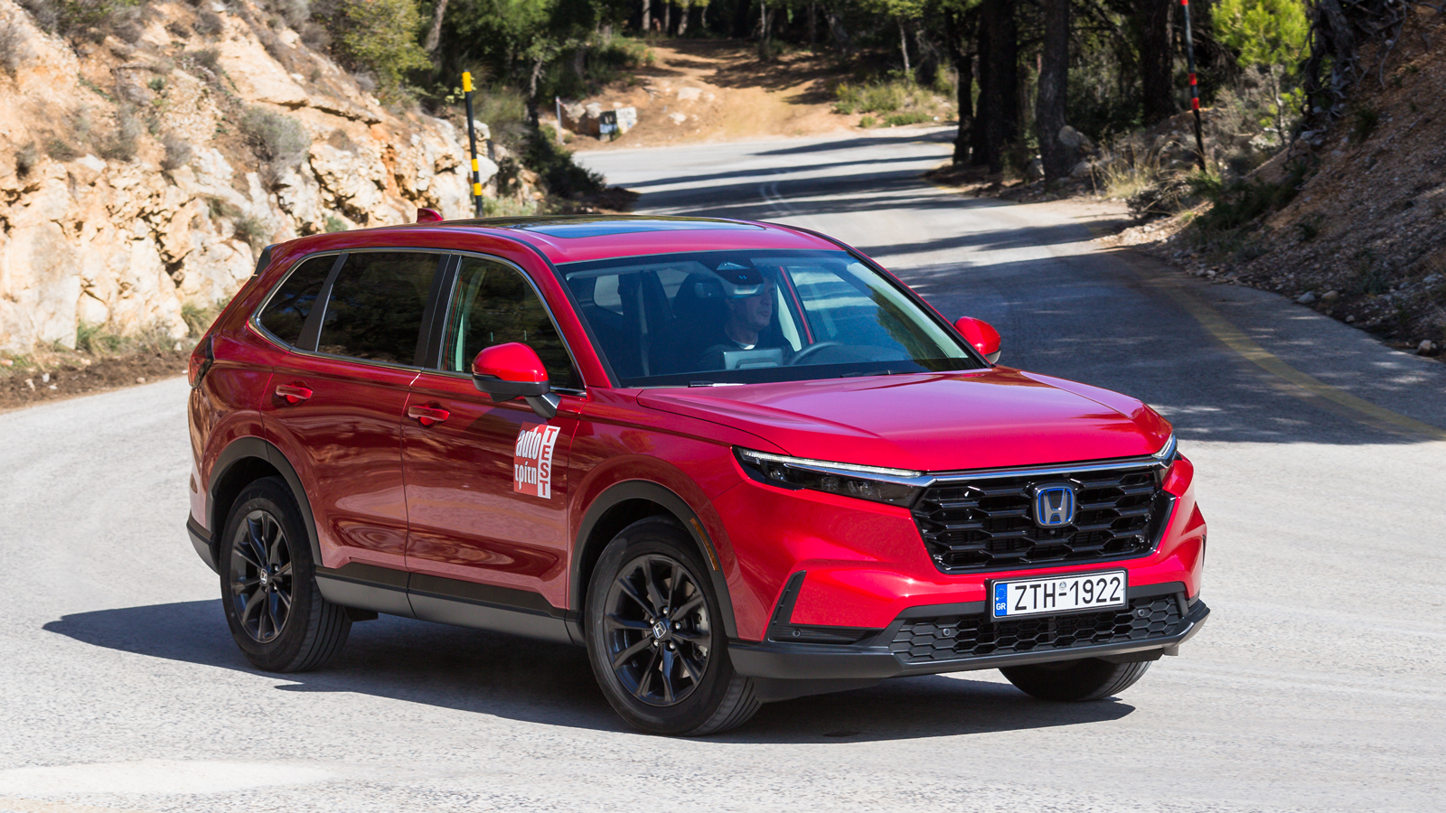 Το CR-V προσφέρεται είτε ως αυτοφορτιζόμενο υβριδικό (e:HEV), είτε ως Plug-in hybrid, με την ίδια ισχύ 184 ίππων και τη δυνατότητα επιλογής τετρακίνησ