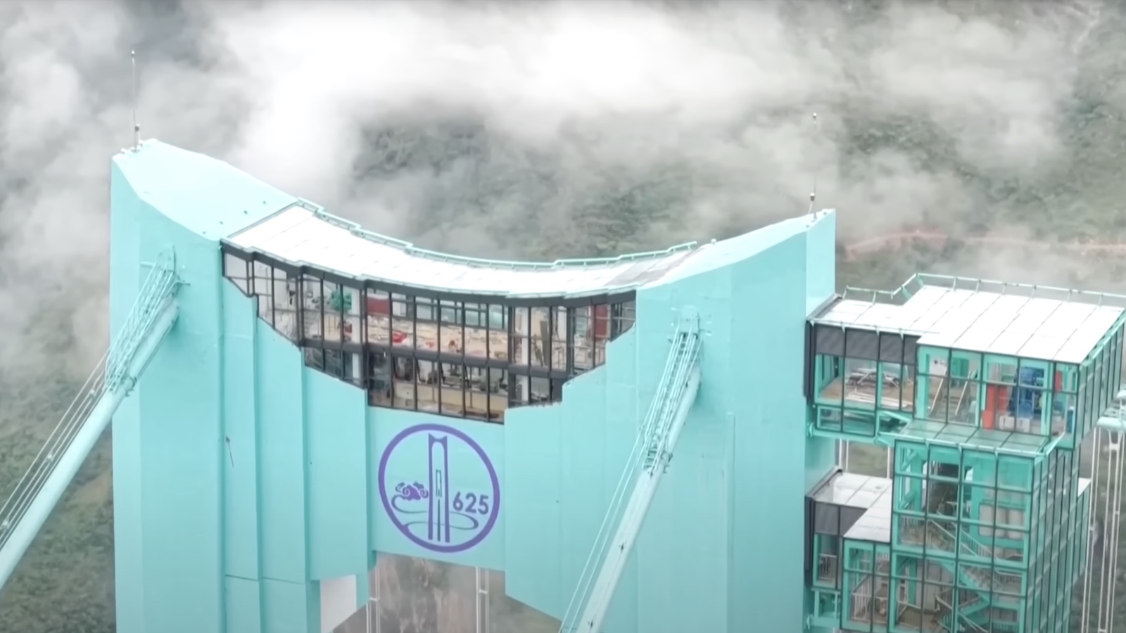 Στο υψηλότερο σημείο της γέφυρας υπάρχει καφετέρια με πανοραμική θέα, προσβάσιμη μέσω ενός γυάλινου ανελκυστήρα, ενώ οι πιο τολμηροί επισκέπτες μπορού