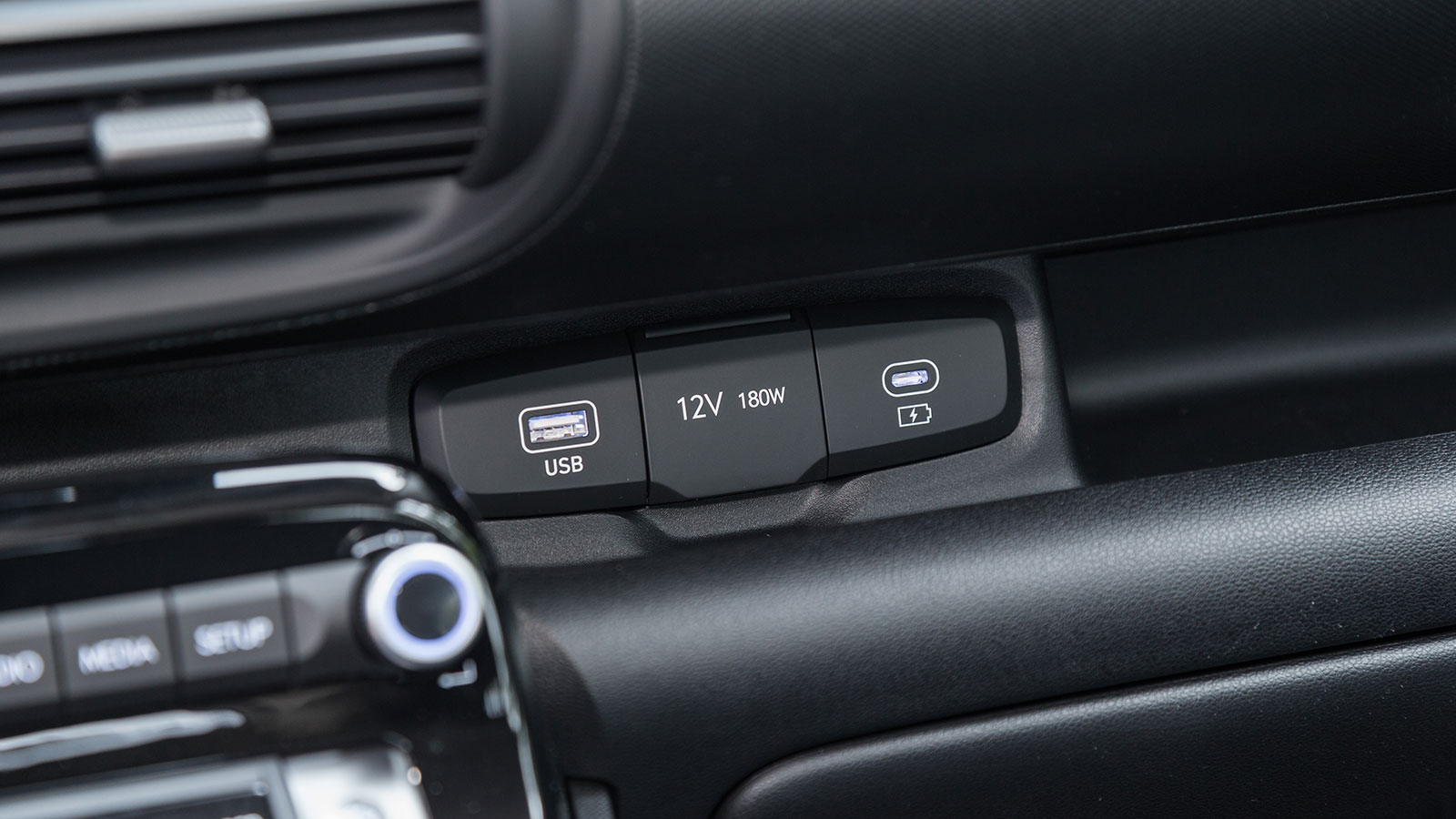 Tο Inster διαθέτει και τυπική θύρα φόρτισης USB τύπου C στο μπροστινό μέρος, ενώ προαιρετικά μπορείτε να το εξοπλίσετε με pad για ασύρματη φόρτιση, κα