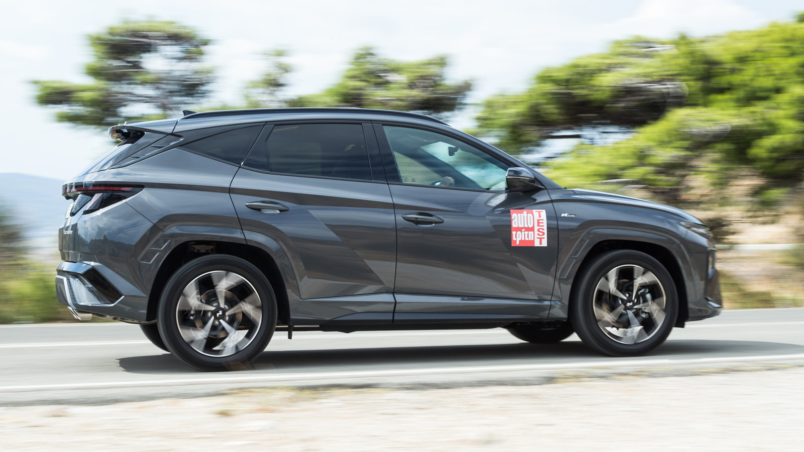 Στα ίδια χρήματα οι επιλογές μεταξύ Kona και Tucson καθορίζονται κυρίως από το πλουσιότερο επίπεδο εξοπλισμού και το αυτόματο κιβώτιο του Kona, με το 