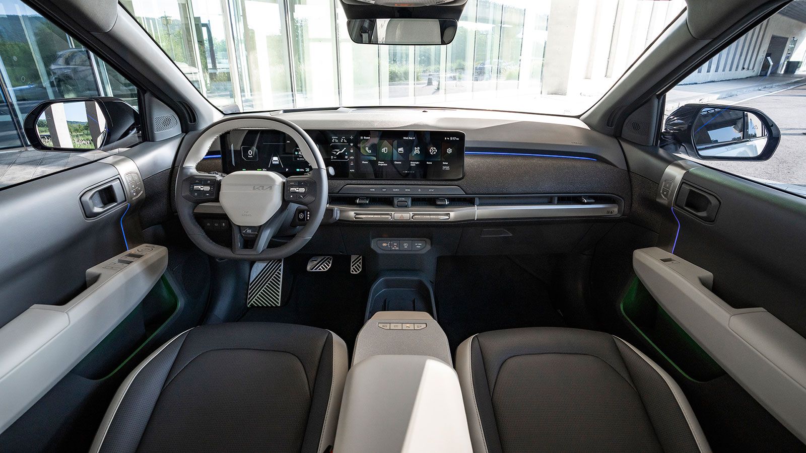 Το εσωτερικό του Kia EV3 είναι πολύ καλό ποιοτικά και πλούσια εξοπλισμένο, ενώ προβάλλει και υψηλά επίπεδα ποιότητας και φινιρίσματος.