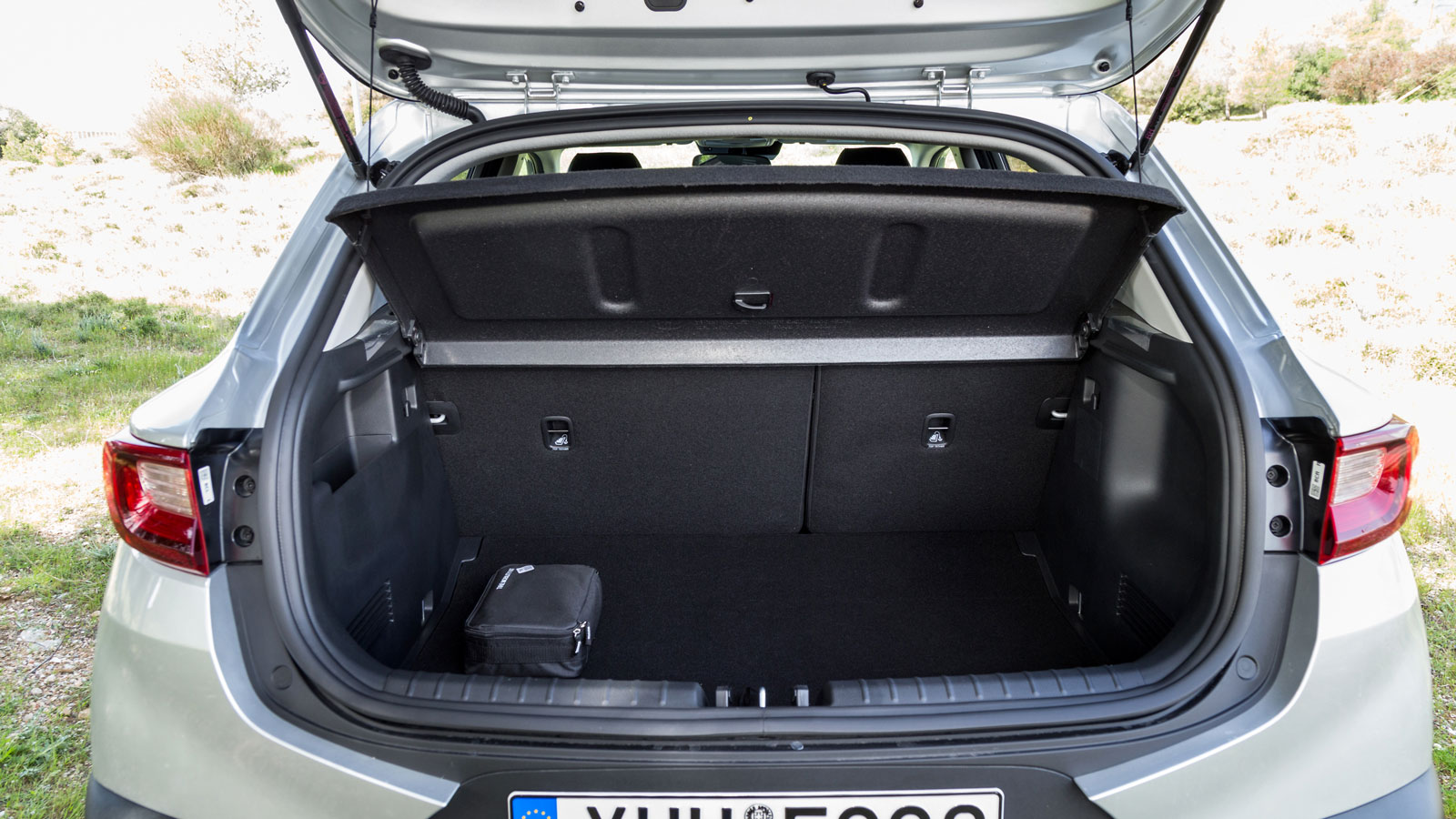 Ικανοποιεί με τους χώρους για τους επιβάτες του το Stonic, ο χώρος αποσκευών του ωστόσο είναι οριακά επαρκής.