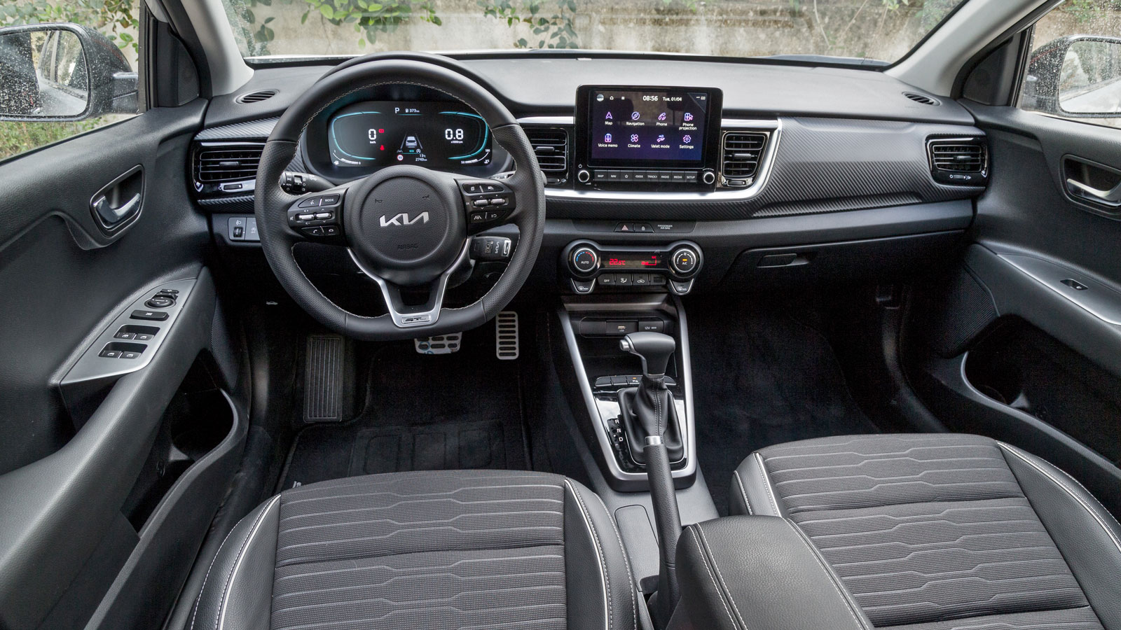Στιβαρό και όμορφο είναι το εσωτερικό του Kia Stonic το οποίο χαρακτηρίζεται και πιο οδηγοκεντρικό σε σχέση με το αντίστοιχο του VW T-Cross. 
