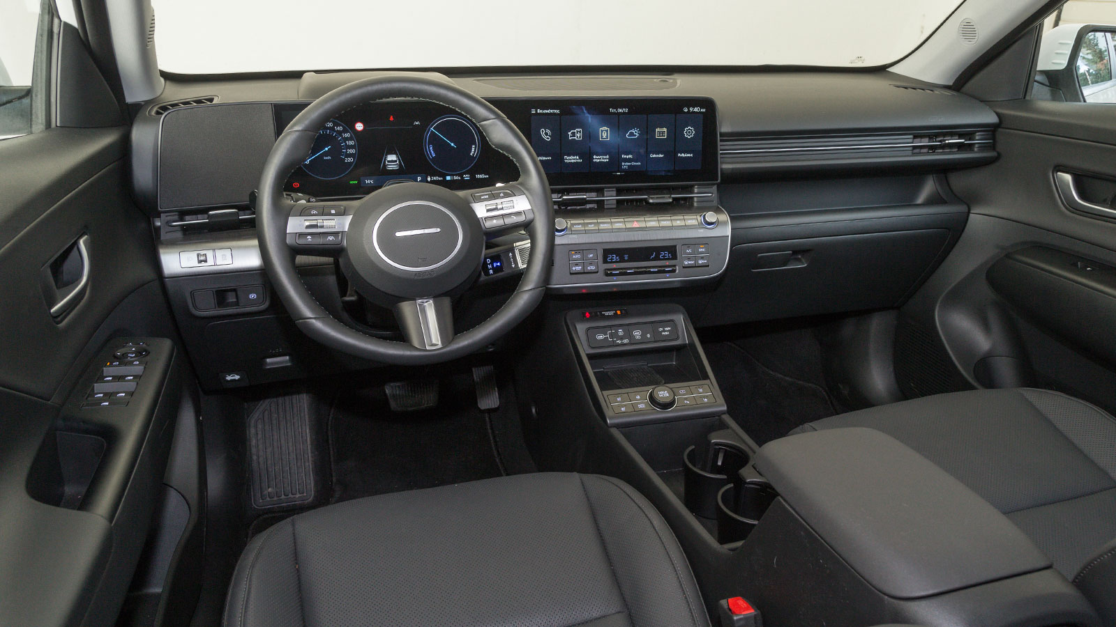 H καμπίνα του ηλεκτρικού Hyundai Kona εκτός από σύγχρονη και πολύ καλή ποιοτικά, διακρίνεται και για την ιδιότητά της να περιορίζει τα επίπεδα παραγόμ