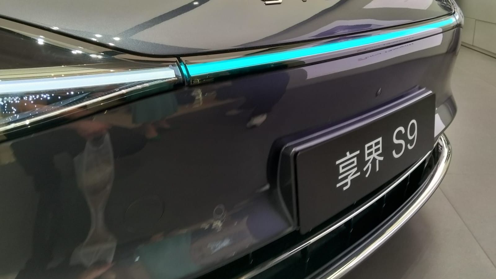 Τι είναι τα τιρκουάζ φώτα στα αυτοκίνητα και γιατί θα τα βλέπουμε στο δρόμο;