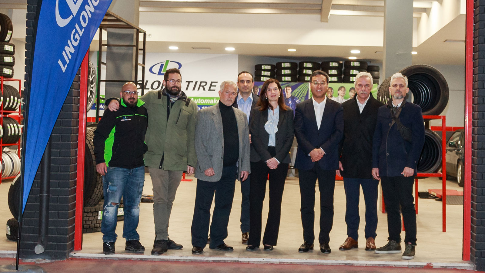 Αναμνηστική φωτό με όλο το team! Στα αριστερά της Κας Τουρνικιώτη και του Κου Wang Feng τα υψηλόβαθμα στελέχη της ΤΕΝΟΡΑ κ.κ. Χαράλαμπος Μαρμαρίδης κα