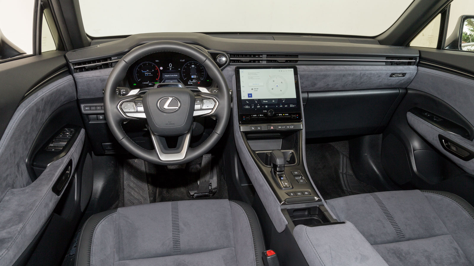 Το Lexus LBX διακρίνεται για την πολυτέλεια της καμπίνας. Δέρματα (οικολογικά) υψηλής ποιότητας, κορυφαία συναρμογή υλικών και οθόνες με απίστευτη ευκ