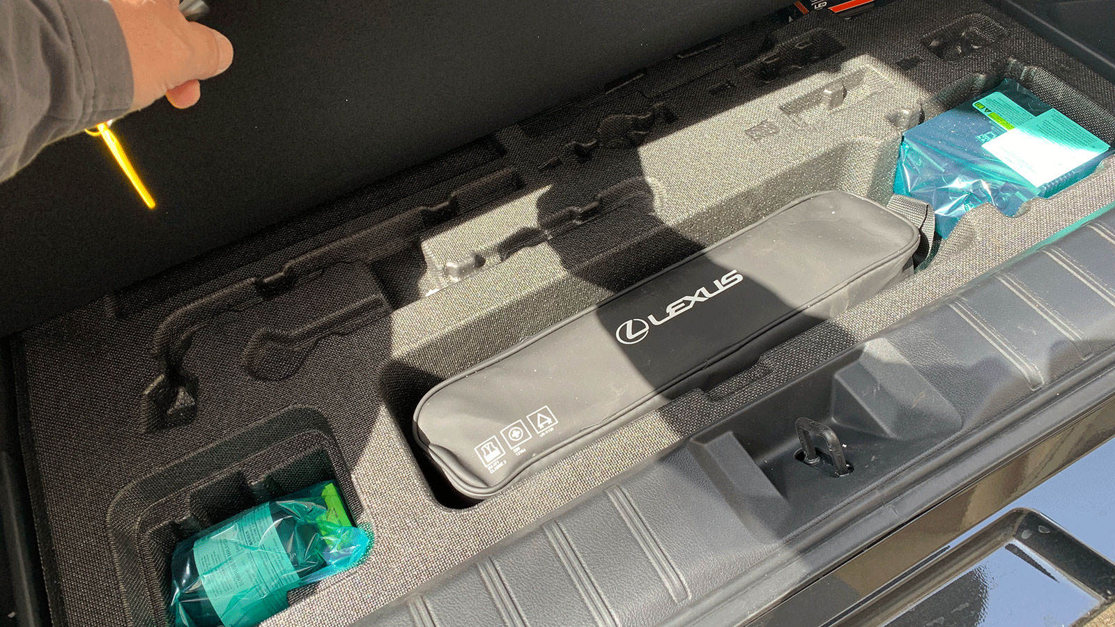 O premium χαρακτήρας του Lexus LBX υπάρχει και στα πιο κρυφά του σημεία… Όπως είναι για παράδειγμα η ειδική και πολύ καλή ποιοτικά θήκη για το κ
