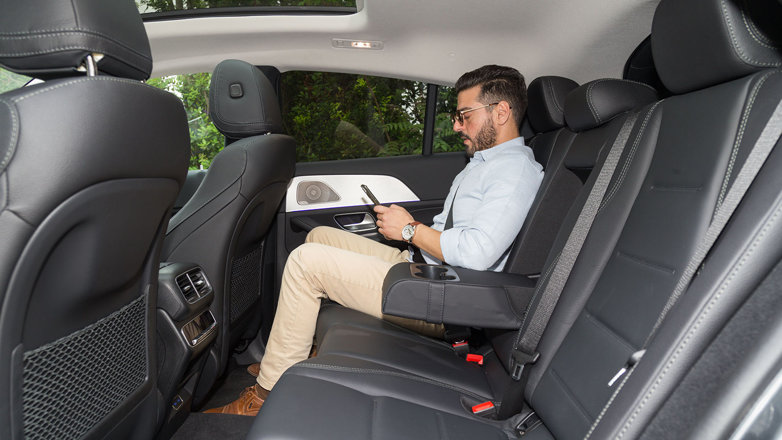 Η GLE φιλοξενεί με άνεση 3 ενήλικους. Xάρη στον αέρα για τα γόνατα (28 εκ.) και των 24 εκ. για το κεφάλι, τα κορυφαία νούμερα που έχουμε μετρήσει, μπο