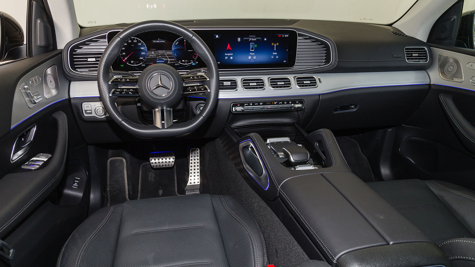 Στην καμπίνα της GLE είναι έκδηλη η εκλεπτυσμένη πολυτέλεια, με προσεγμένη επιλογή υλικών και ένα εντυπωσιακό digital περιβάλλον σε συνδυασμό με τον α