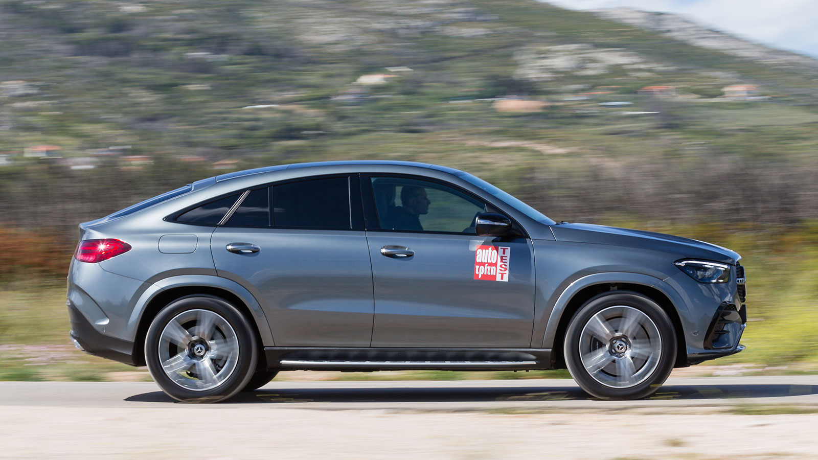 Η GLE 350 de αξιολογείται με άριστα και στον τομέα της ενεργητικής ασφάλειας, αρχής γενομένης από τα φρένα-άγκυρες των 34,8 μέτρων για το 100-0 χλμ./ώ