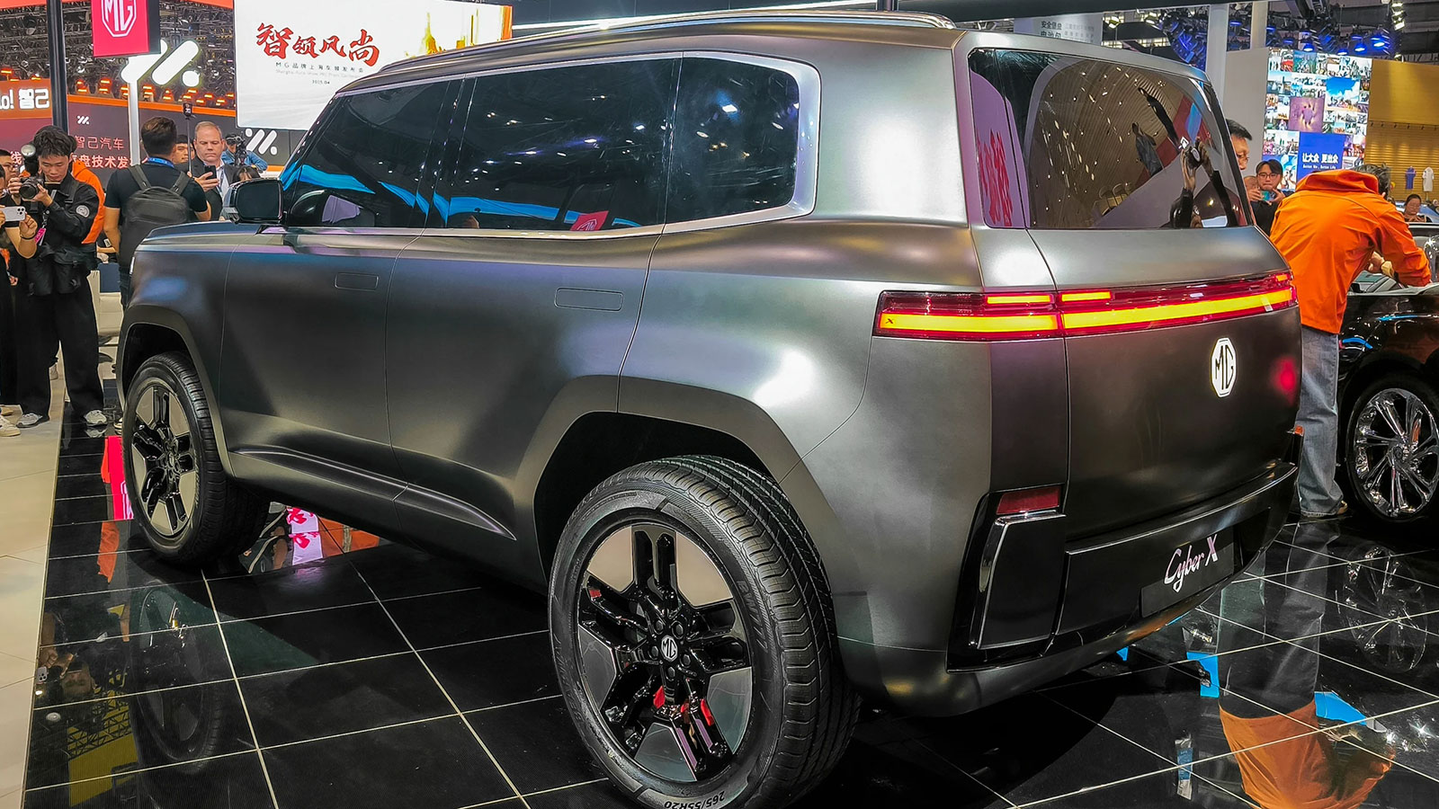 Νέο MG Cyber X: Τετραγωνισμένο SUV με pop-up φώτα α λα Celica