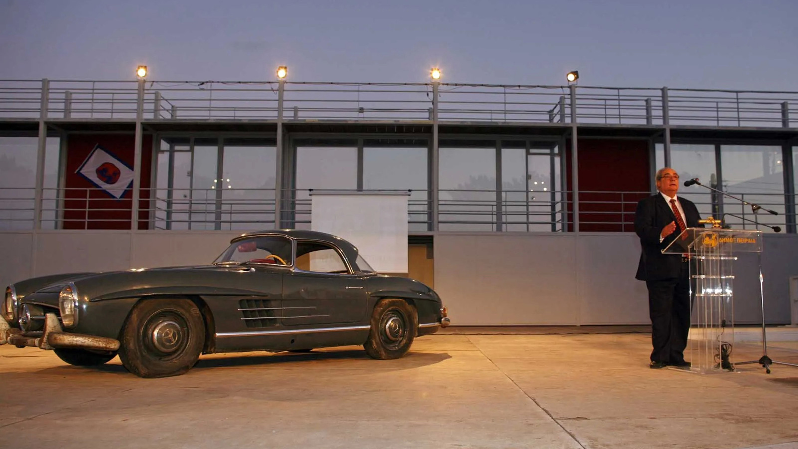 Το 2011 ο Δήμος Πειραιά δημοπράτησε την Mercedes στο Βεάκειο.