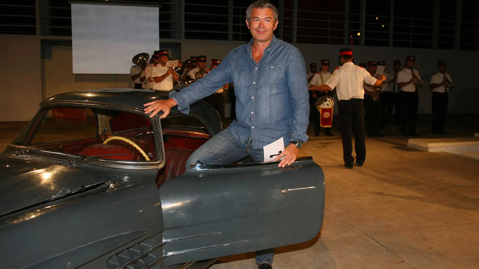 Ο Γερμανός πλειοδότης στην πρώτη του φωτογραφία με το νέο του απόκτημα.