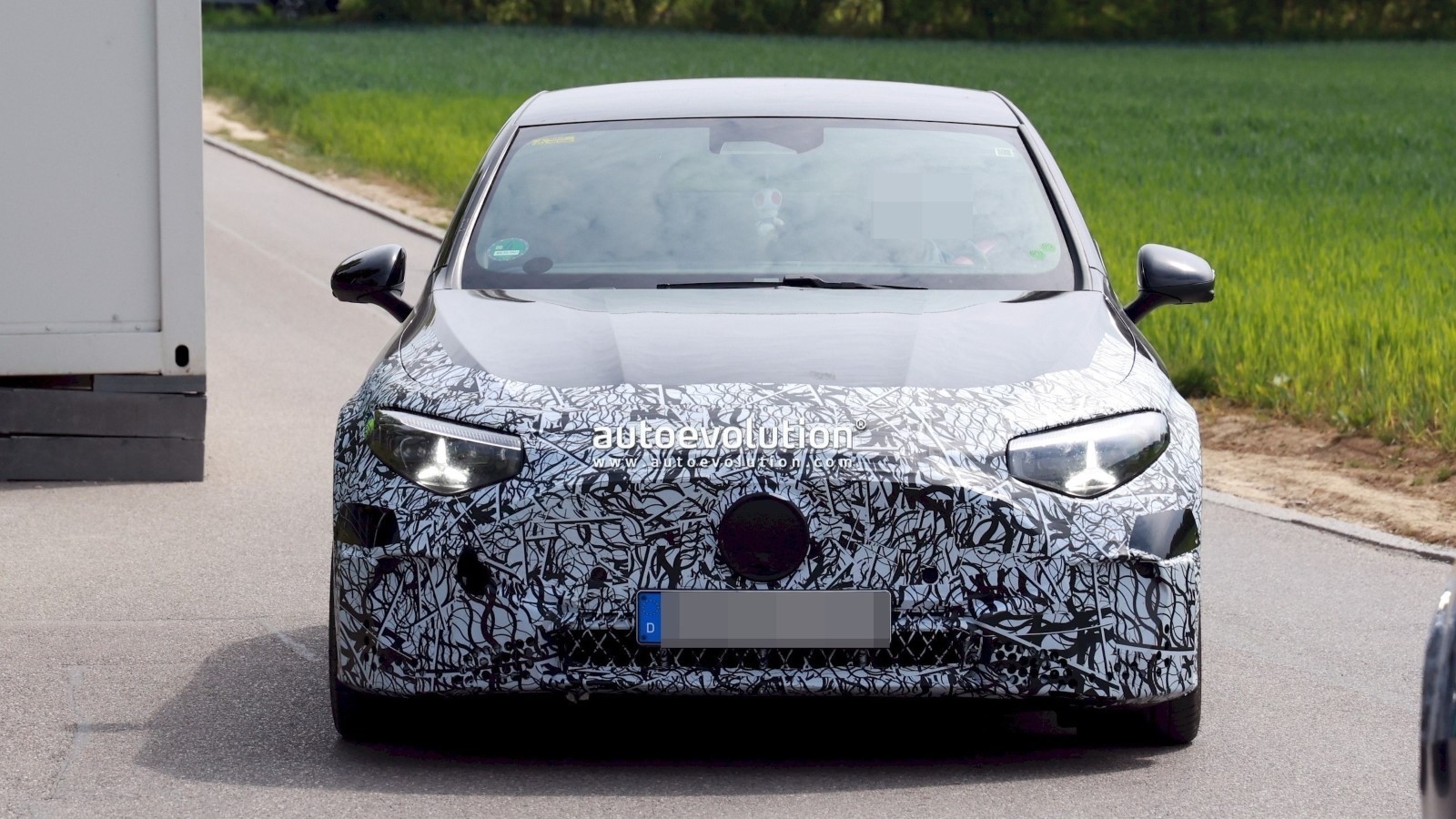 H επερχόμενη ηλεκτρική Mercedes-AMG CLA σε «κατασκοπευτικές» εικόνες του autoevolution.