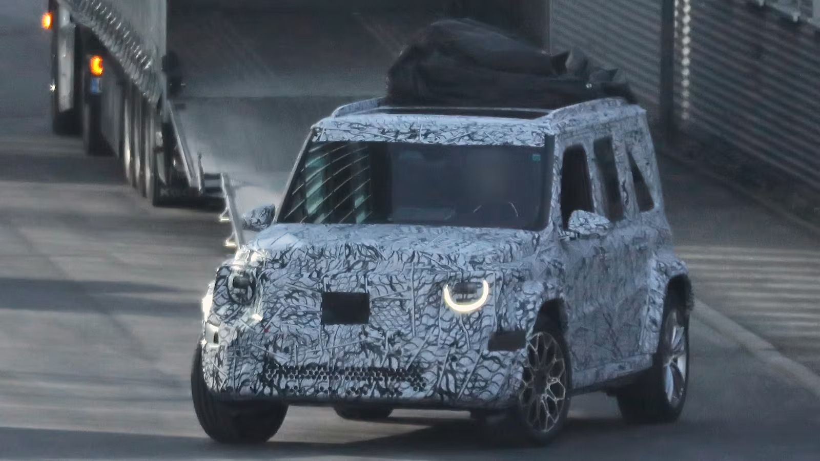 Πρώτη ματιά στο «μικρό» G-Class της Mercedes σε δοκιμές εξέλιξης