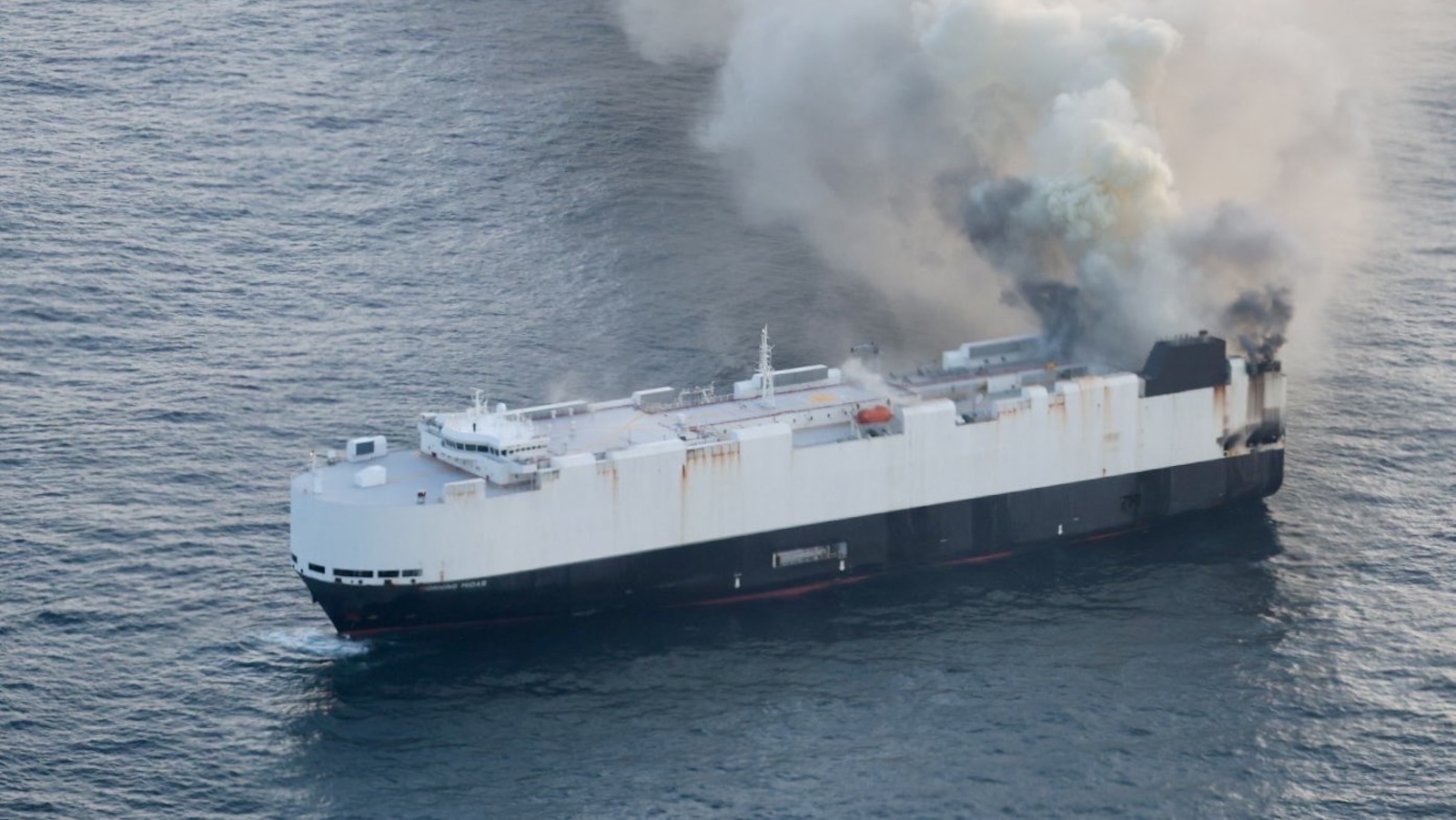 Εγκαταλείφθηκε φλεγόμενο φορτηγό πλοίο με 3.000 αυτοκίνητα