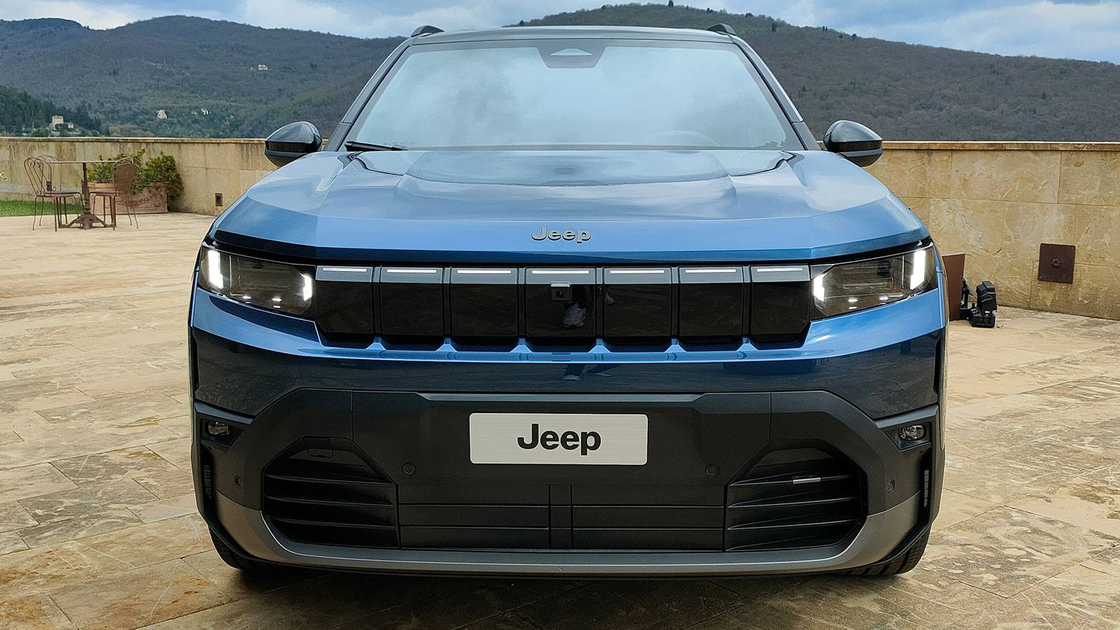 Σήμα κατατεθέν της Jeep, οι 7 κάθετες γρίλιες της μάσκας, τις οποίες θα συναντήσουμε και στο Compass.