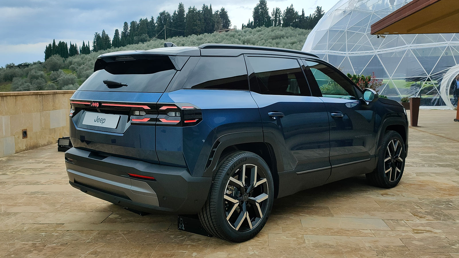 Το Compass στη νέα του γενιά έχει μεγαλώσει αρκετά φτάνοντας τα 4,55 μ. σε μήκος (η προηγούμενη γενιά ήταν στα 4,39 μ.) και παρουσιάζει μία πιο τετραγ