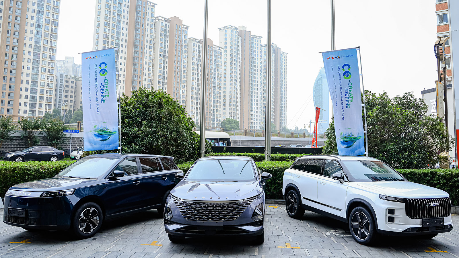 Το Omoda 7, διαθέτει μία ξεχωριστής σχεδίασης μάσκα, η οποία πλαισιώνεται από λεπτούς προβολείς, στο πάνω μέρος των οποίων φιλοξενούνται τα LED φώτα η