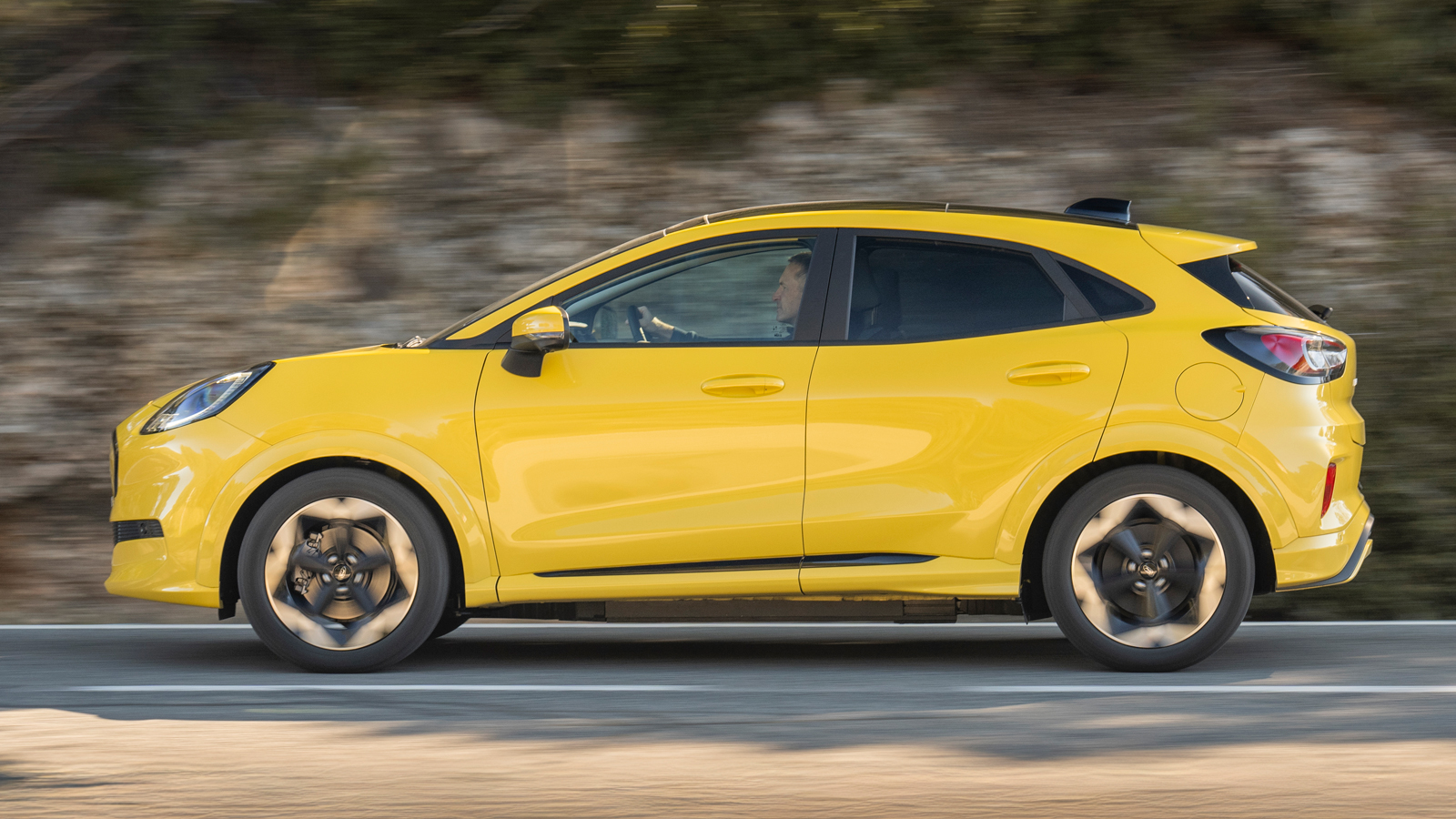 το Puma Gen-E καταφέρνει να δίνει την αίσθηση πως «στρίβει» βασισμένο όχι στα ηλεκτρονικά, αλλά στη σωστή κινηματική των αναρτήσεων, με μπόλικη μηχανι