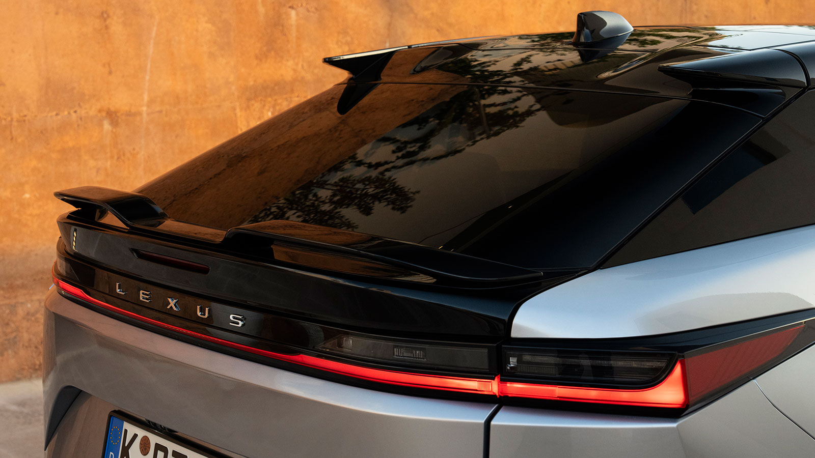 Το πίσω μέρος χαρακτηρίζεται από δύο μικρά αεροδυναμικά πτερύγια στις άκρες του τέλους της οροφής, ενώ τα λεπτά φώτα ενώνονται μέσω μίας LED φωτιζόμεν