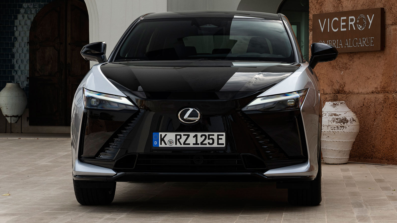 Το RZ εξακολουθεί να είναι άκρως εντυπωσιακό χάρη στις επιβλητικές του διαστάσεις και την αιχμηρή του σχεδίαση. Η χαρακτηριστική μάσκα της Lexus με το