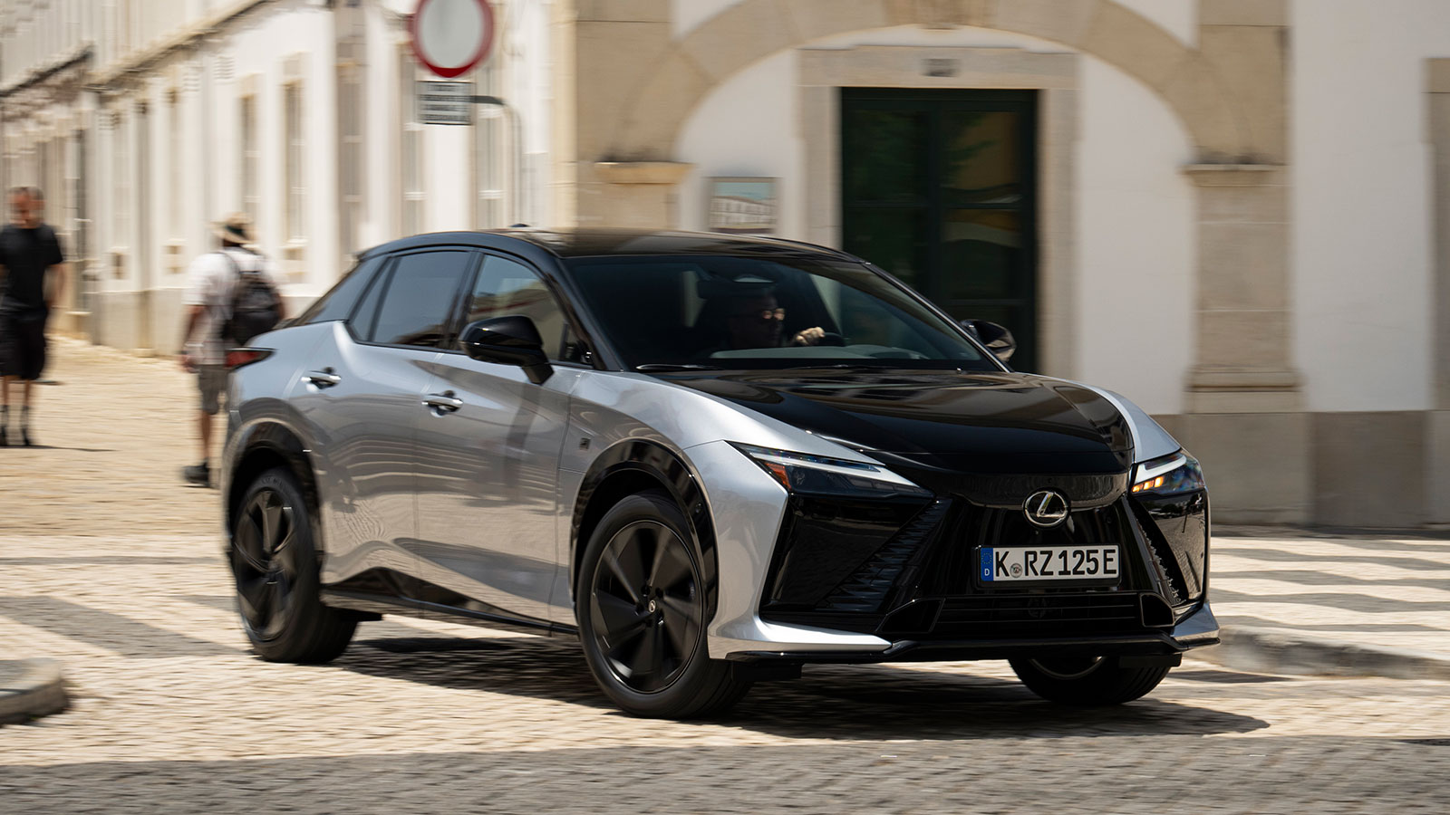 Το Lexus RZ θα σε κολλήσει στο κάθισμα (4,4 δλ. για το 0-100 χλμ./ώρα θέλει το ισχυρότερο RZ 550e), αλλά θα το κάνει με προοδευτικό τρόπο. 