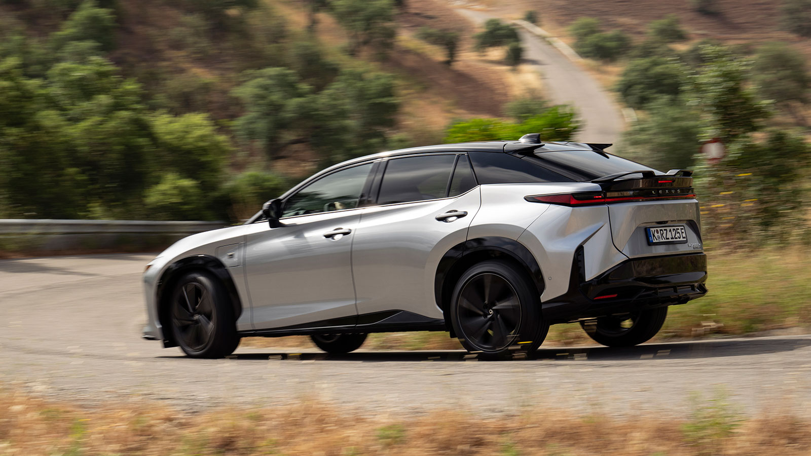 Αρκεί η ελάχιστη περιστροφή της στεφάνης για να αλλάξει πορεία το RZ, το οποίο χάρη στο στιβαρό πλαίσιο και το fine tuning στην ανάρτηση, αντιδρά γρήγ