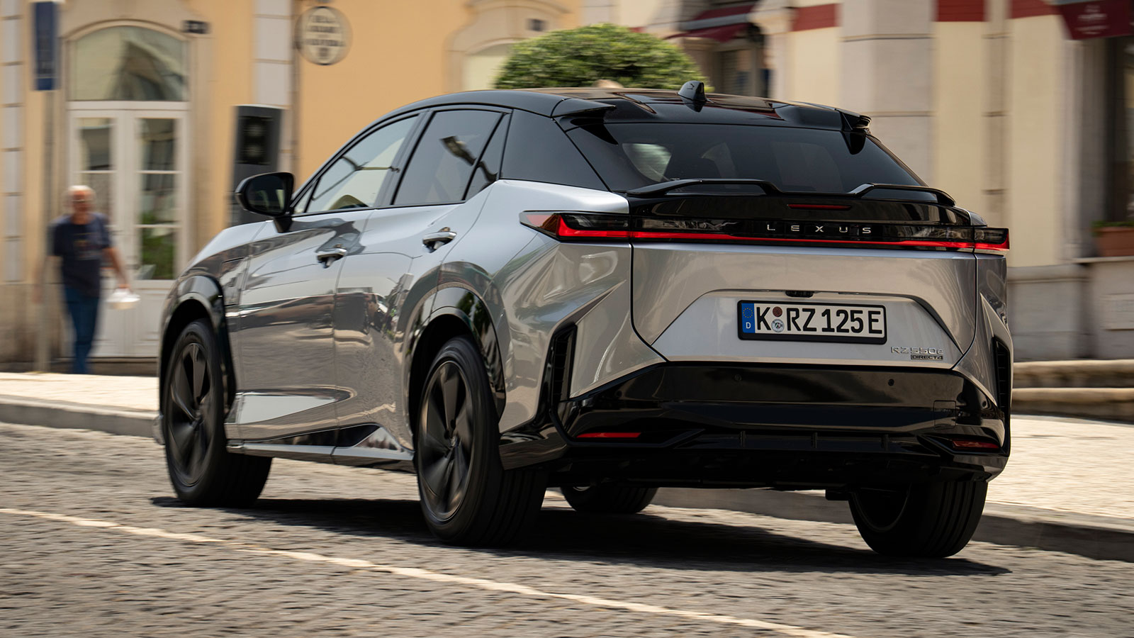 Το νέο Lexus RZ έχει αναβαθμισμένη μπαταρία, η οποία προσφέρει μεγαλύτερη αυτονομία έως και 100 χλμ. (σ.σ. έως 568 χλμ. στη βασική έκδοση RZ 350e).