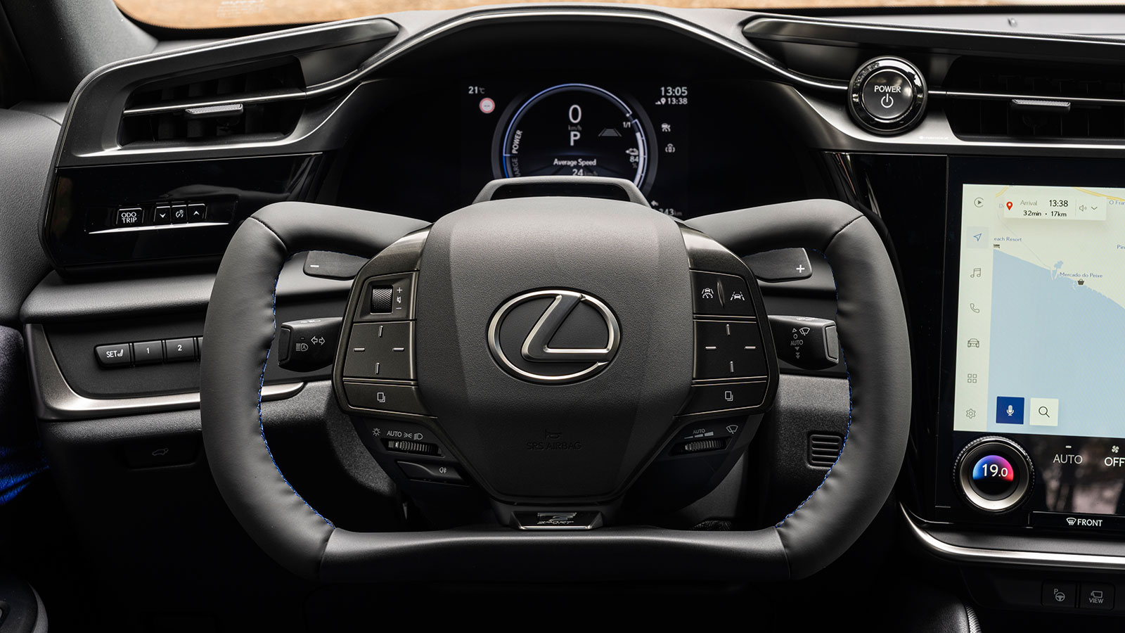 Το τιμόνι έχει ιδιαίτερη σχεδίαση, παραπλήσια με αυτά της F1, αλλά και ίδιο χειρισμό, αφού από τέρμα αριστερά μέχρι τέρμα δεξιά κάνει μόλις 1 περιστρο