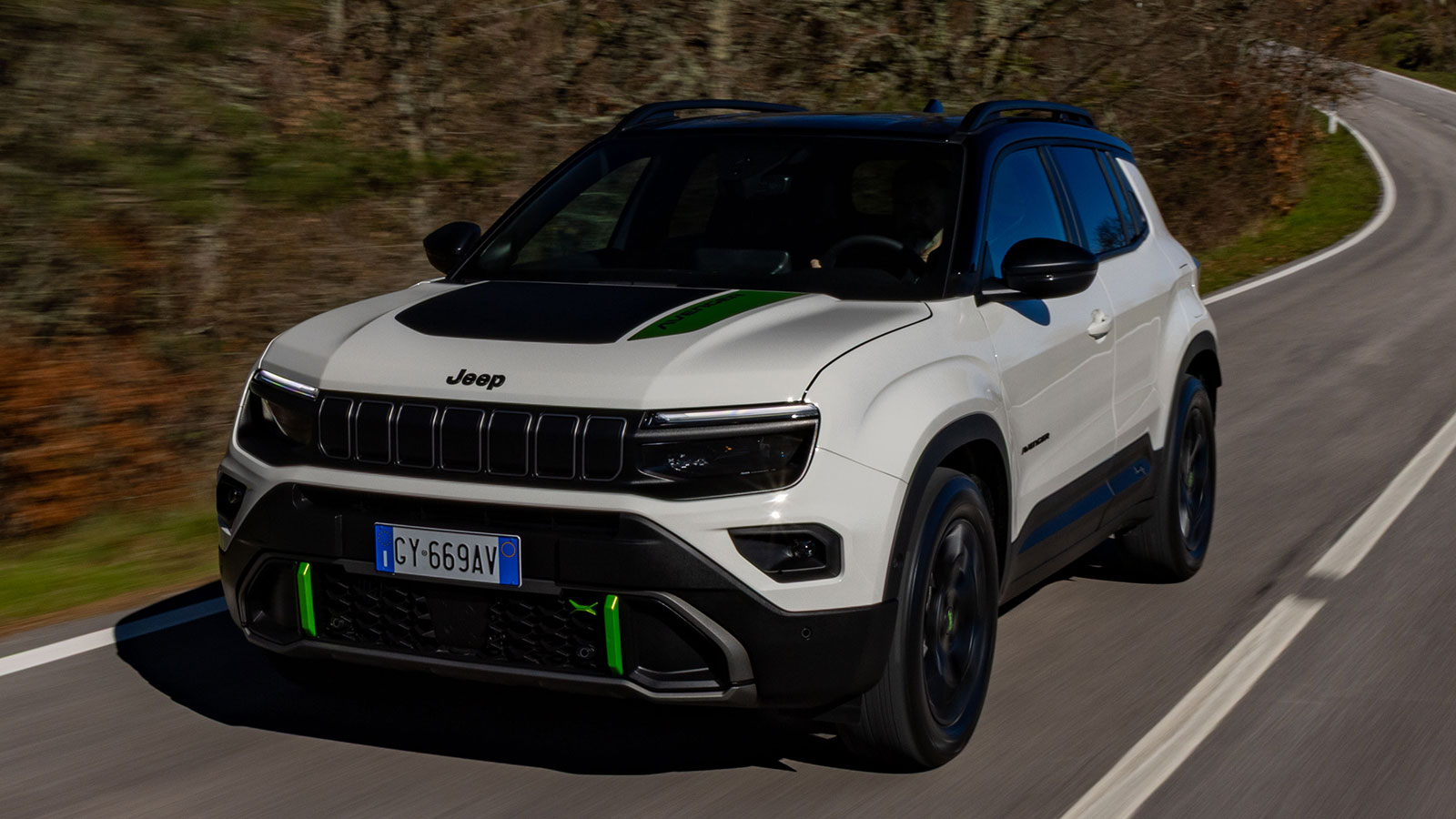 Το 4κίνητο Avenger διαχειρίζεται πολύ καλύτερα τις μετατοπίσεις του βάρους στις εναλλαγές πορείας, σε σχέση με τη δικίνητη έκδοση, με αποτέλεσμα σε μι