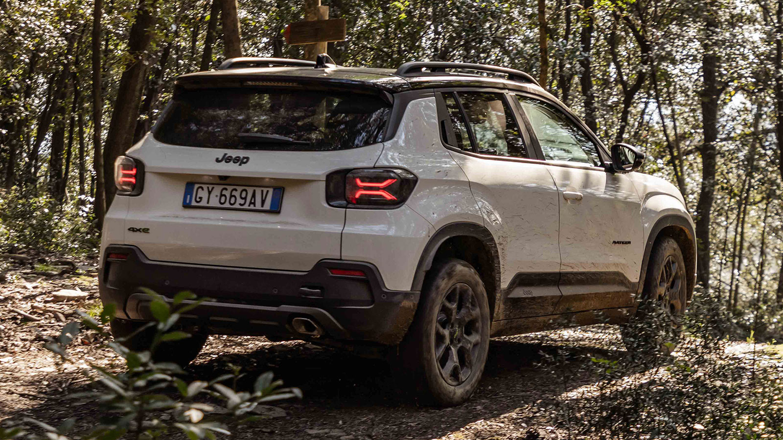 Ο ηλεκτροκινητήρας που είναι τοποθετημένος στον πίσω άξονα, κινεί τους πίσω τροχούς μέσω μειωτήρα με λόγο μετάδοσης 22,7:1 και έτσι η ροπή φτάνει ισχυ