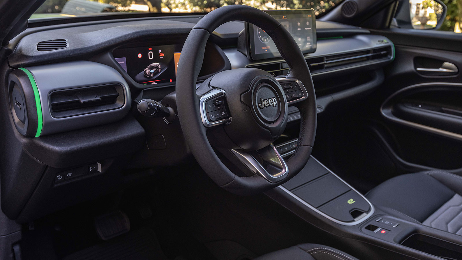 Υλοποιημένο αποκλειστικά από σκληρό πλαστικό, αλλά στιβαρό, καλοφινιρισμένο και μοντέρνο το ταμπλό του Jeep Avenger e-Hybrid, με στάνταρ κεντρική οθόν
