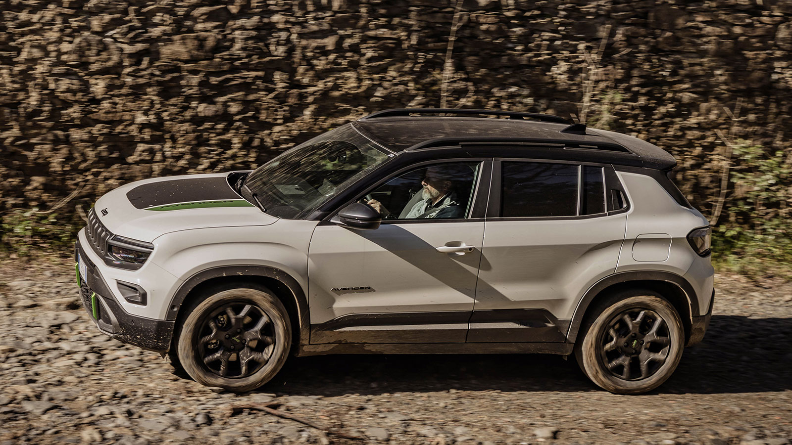 Για να εξασφαλίσει τις εκτός δρόμου δυνατότητες κορυφαίες του Avenger 4xe, η Jeep έχει αυξήσει στα 210 χλστ. την απόσταση από το έδαφος (+10 χλστ.), μ