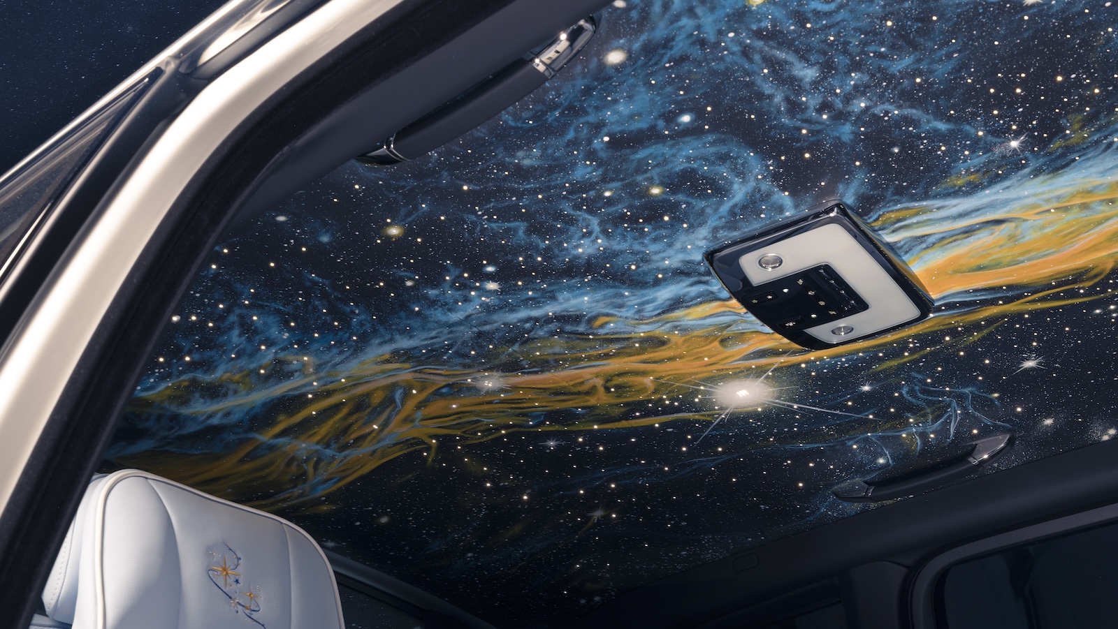 Κεντρικό στοιχείο είναι η πρώτη στην ιστορία της μάρκας, πλήρως χειροποίητα ζωγραφισμένη οροφή Starlight με ατμοσφαιρική εκδοχή του Γαλαξία. 