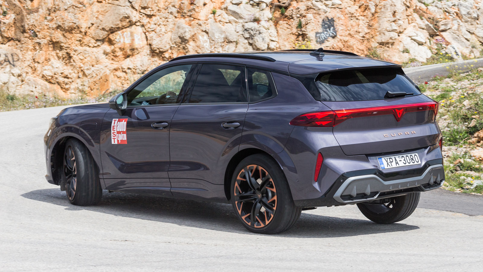 Με το Terramar e-Hybrid μπορείς να «κλειδώσεις» την ηλεκτροκίνηση, να επιλέξεις πρόγραμμα λειτουργίας από το σχετικό κουμπί στο τιμόνι (Comfort, Perfo