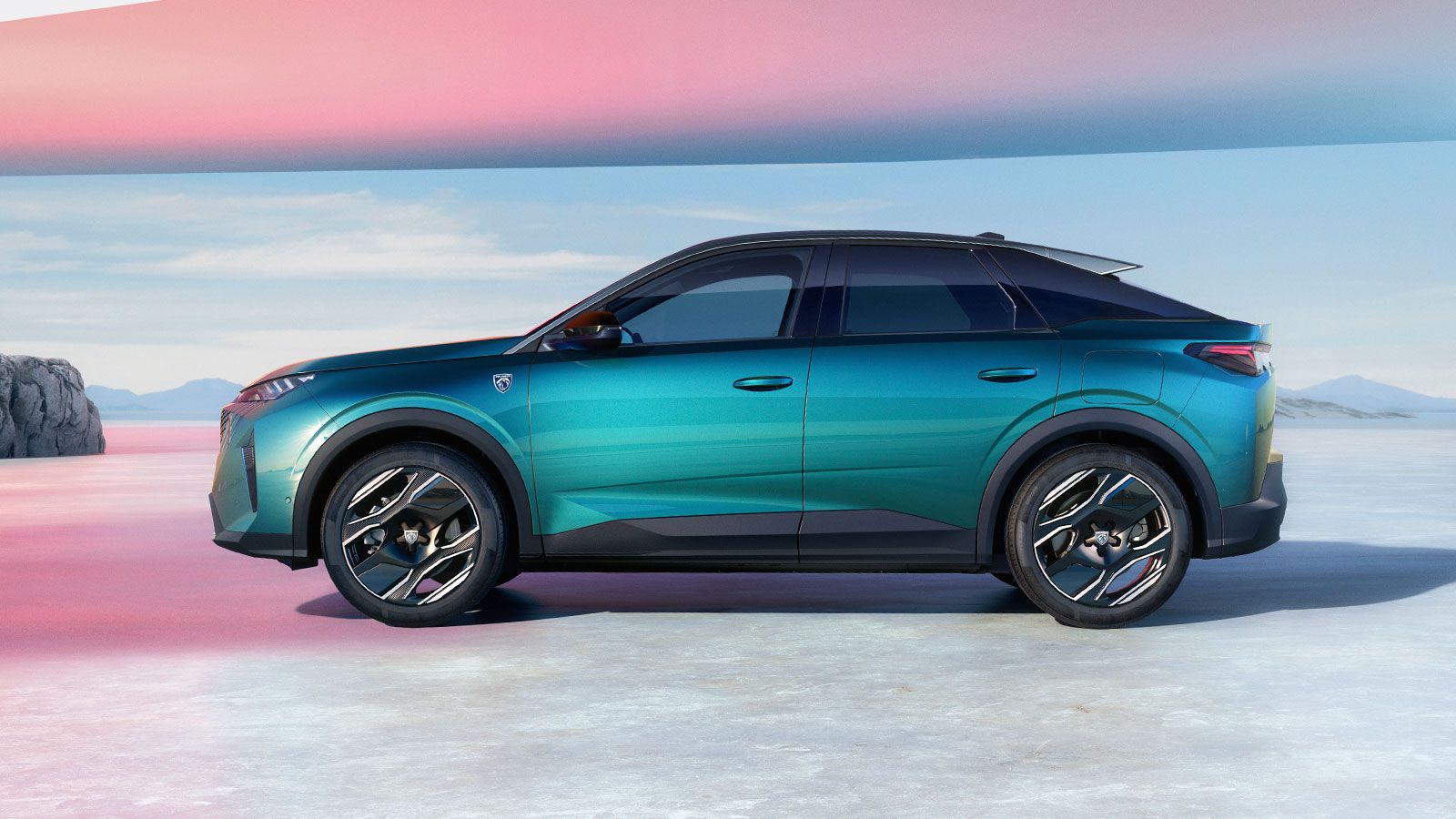 Το ηλεκτρικό Peugeot e-3008 έχει μπαταρία 77 kWh και ηλεκτροκινητήρα απόδοσης 211 ίππων. Η πραγματική αυτονομία φτάνει στα 430 χλμ.