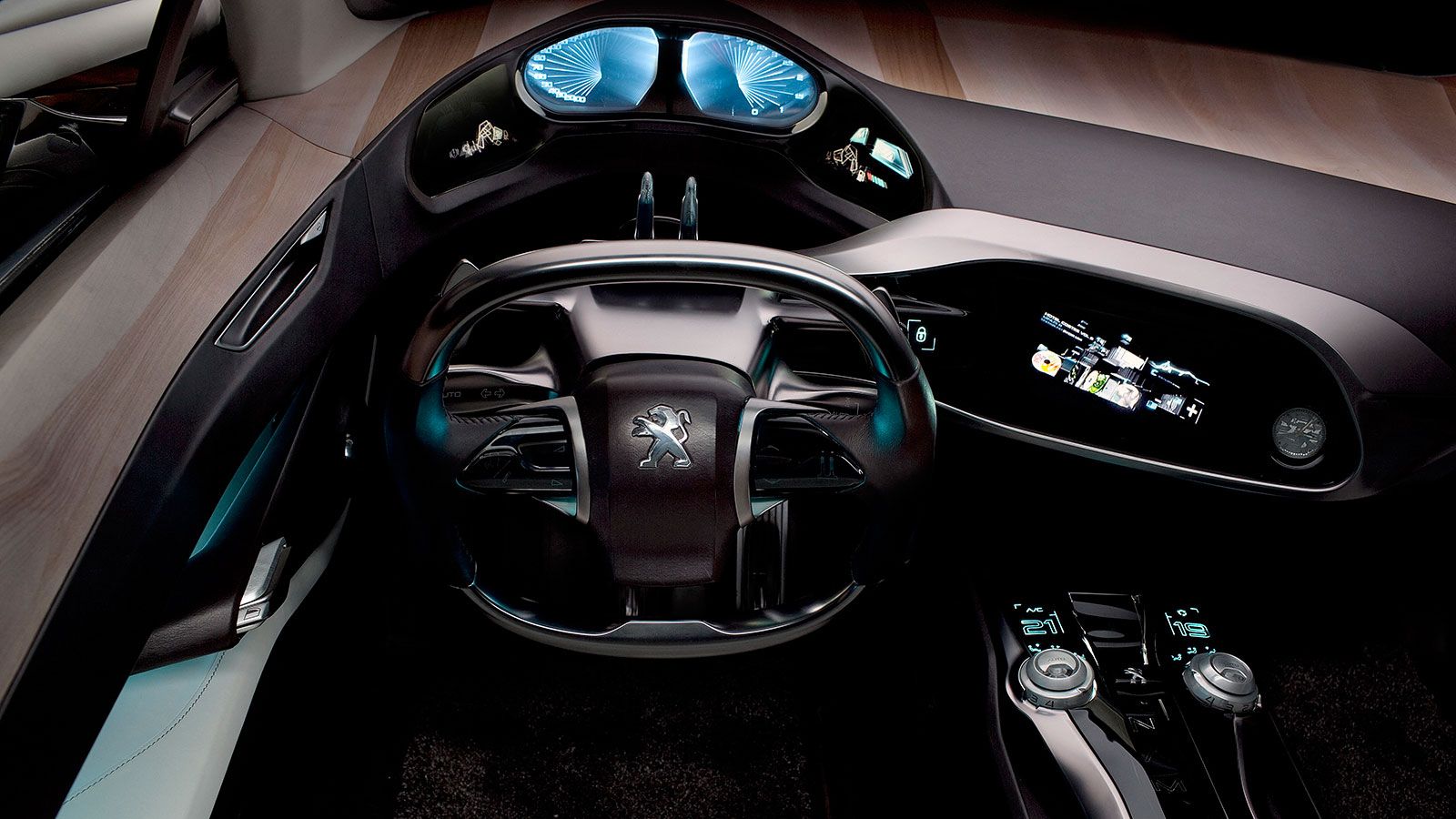 Το i-Cockpit της Peugeot παρουσιάστηκε το 2010 στο πρωτότυπο Peugeot SR1, με το πρώτο μοντέλο που το υιοθέτησε να είναι το Peugeot 208 του 2012.


