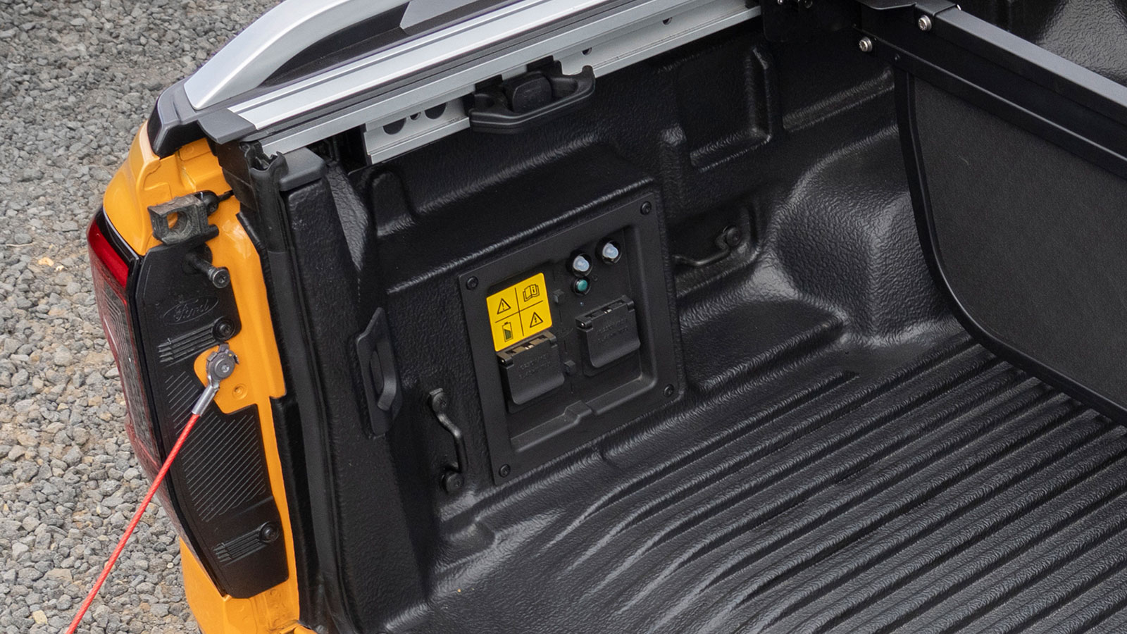 Tο Ranger Raptor έχει τη δυνατότητα να λειτουργεί ως γεννήτρια με ισχύς 6,9 kW (16 Amp), όντας ικανό να τροφοδοτεί μέχρι και εστίες μαγειρέματος.