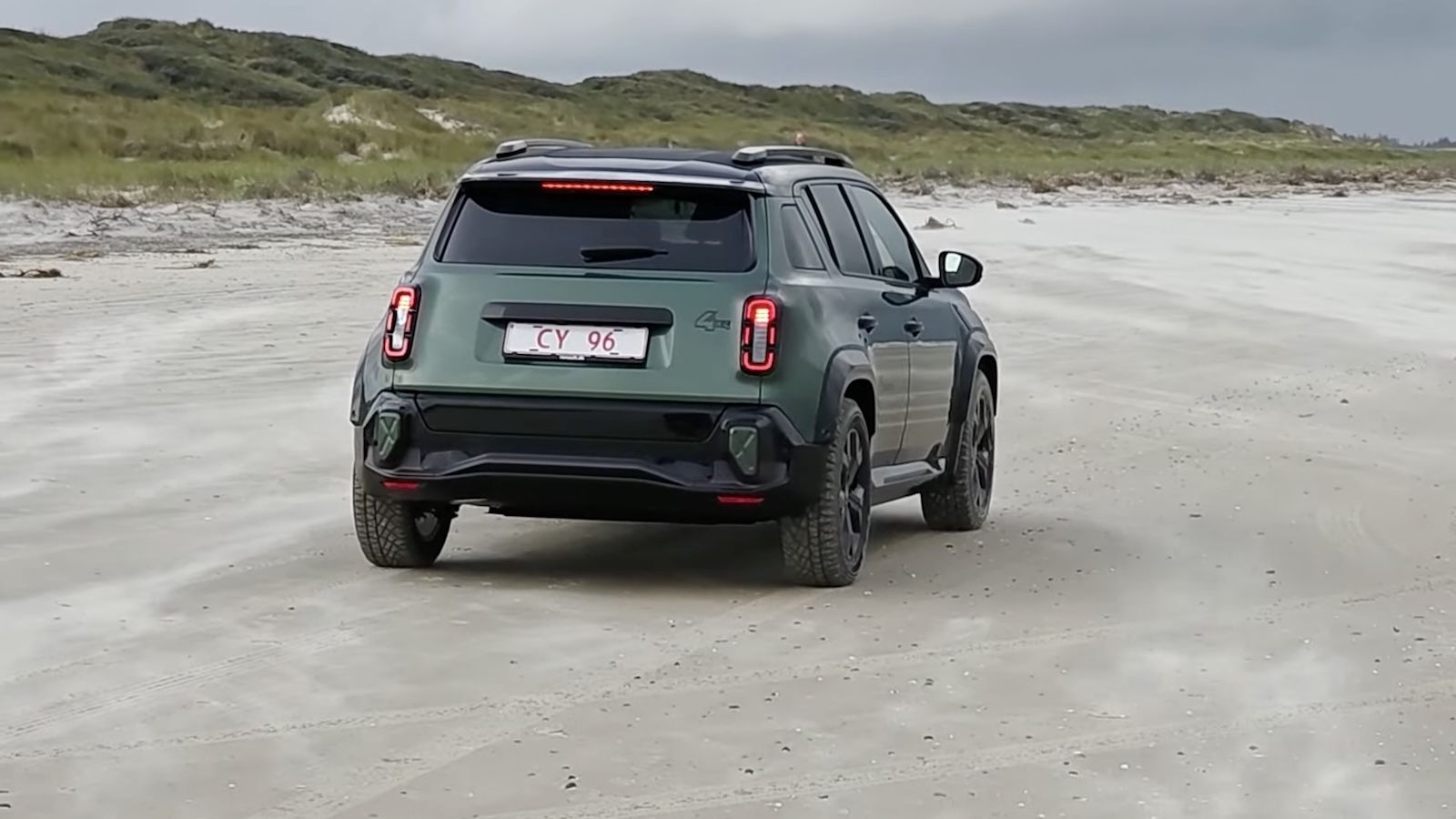 Το Renault 4 Savane 4x4 διαφοροποιείται από το απλό Renault 4, με την απόσταση από το έδαφος να έχει αυξηθεί κατά 15mm και το μετατρόχιο να είναι φαρδ