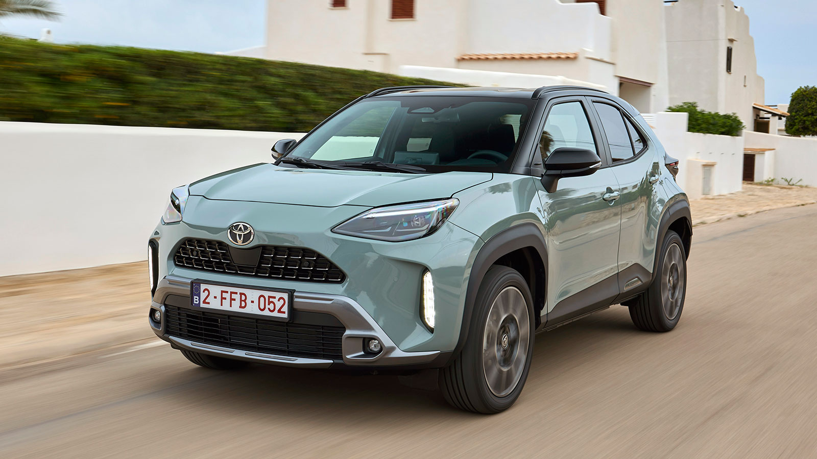 Το Yaris Cross είναι το δημοφιλέστερο SUV της αγοράς. Είναι διαθέσιμο σε δύο εκδόσεις με υβριδικά μοτέρ 116 και 130 ίππων ενώ διατίθεται και με τετρακ