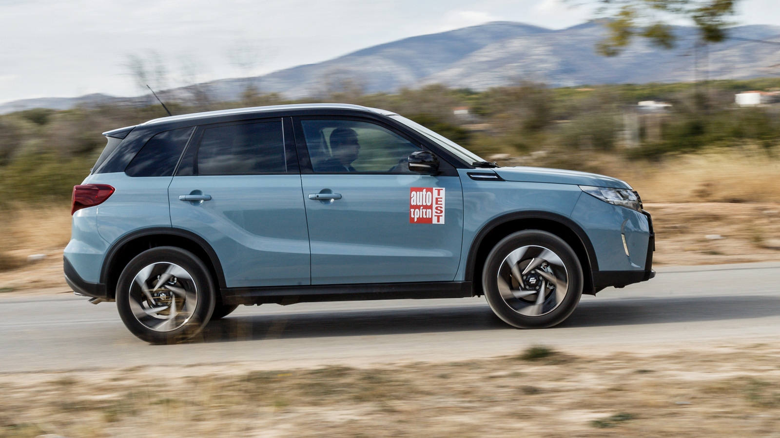Το υβριδικό σύστημα του Vitara λειτουργεί πολιτισμένα και ομαλά, η μετάβαση στην ηλεκτροκίνηση όμως δεν άμεση και σε συνδυασμό με τη μόνιμη τετρακίνησ