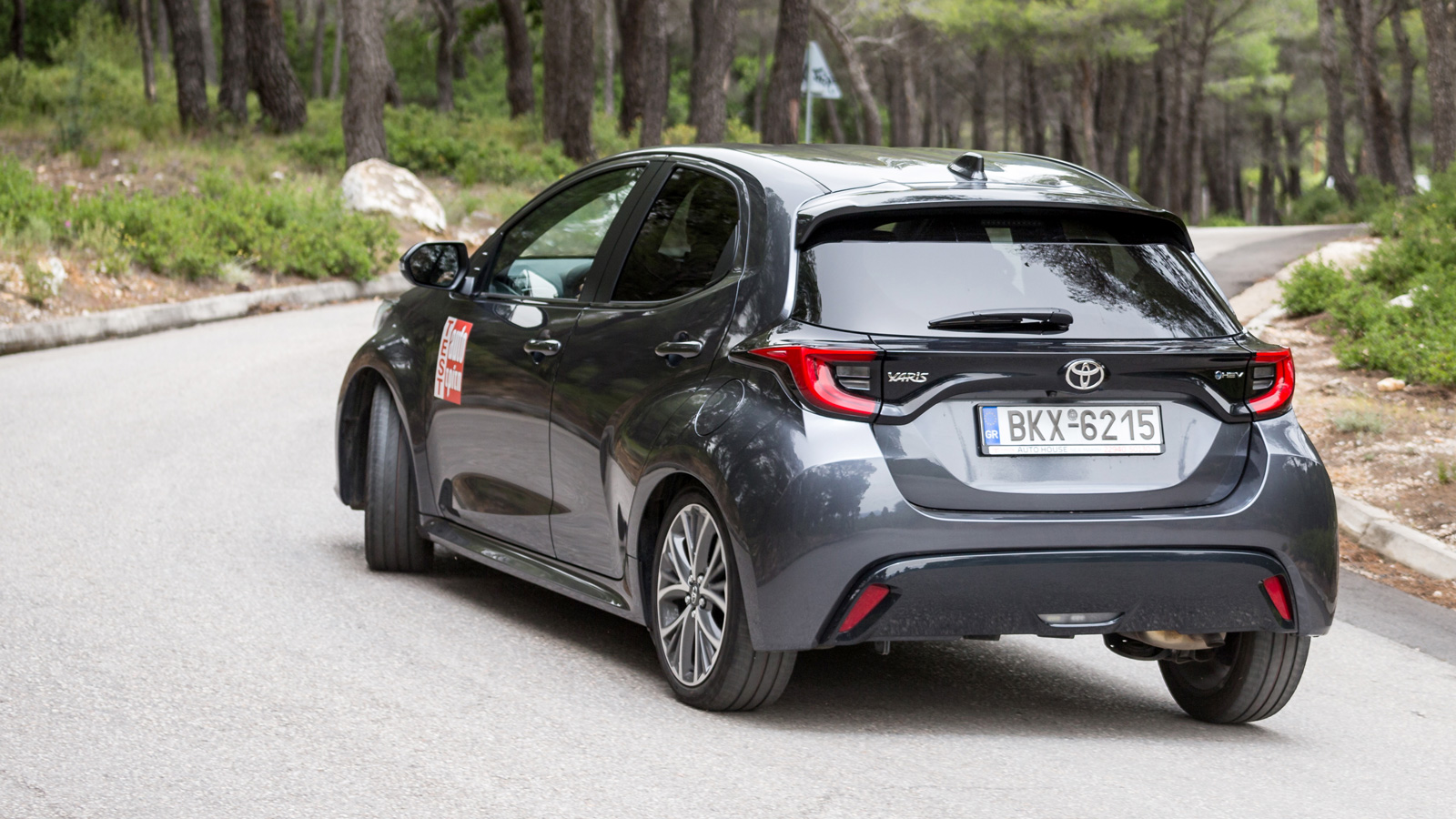 Mε το υβριδικό Toyota Yaris, όπως και σε κάθε full υβριδικό, δεν υπάρχει άγχος αυτονομίας. Η ηλεκτροκίνηση εξασφαλίζεται από την τροφοδότηση της (μικρ