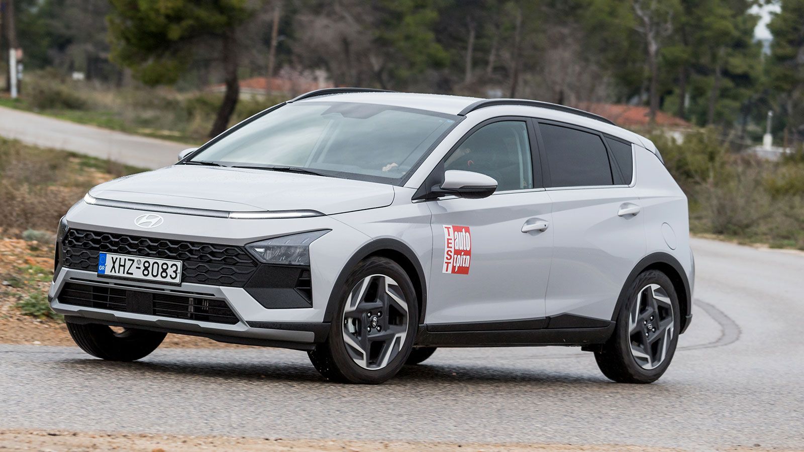 Μπροστινή φωτογραφία σε στροφή του Hyundai Bayon