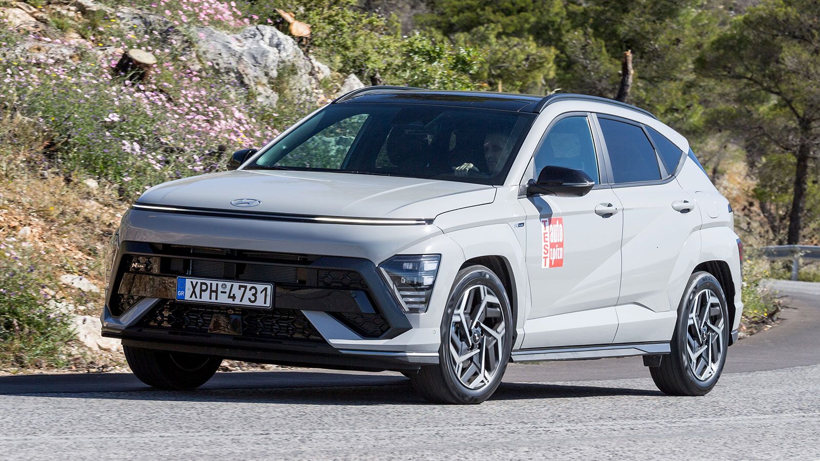 Μπροστινή φωτογραφία σε στροφή του Hyundai Kona