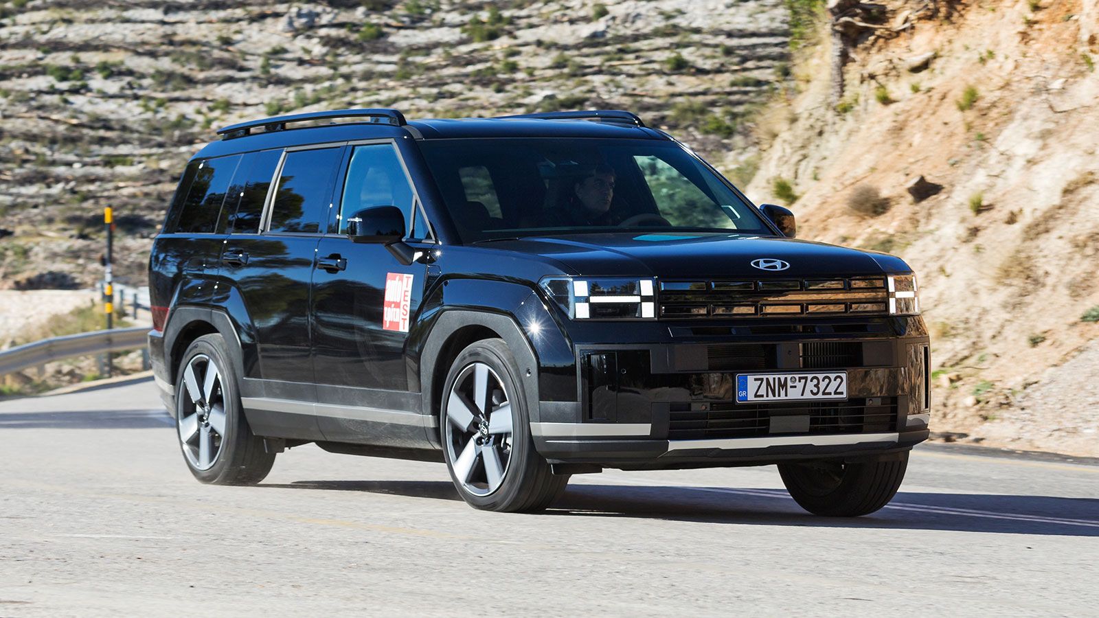 Μπροστινή φωτογραφία σε στροφή του Hyundai Santa Fe