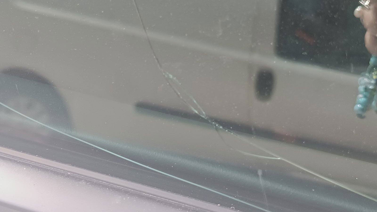Ράγισμα ξαφνικά σε τζάμι Tesla Model 3 Highland - Πώς έγινε;