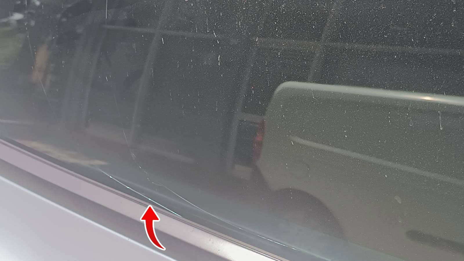 Ράγισμα ξαφνικά σε τζάμι Tesla Model 3 Highland - Πώς έγινε;