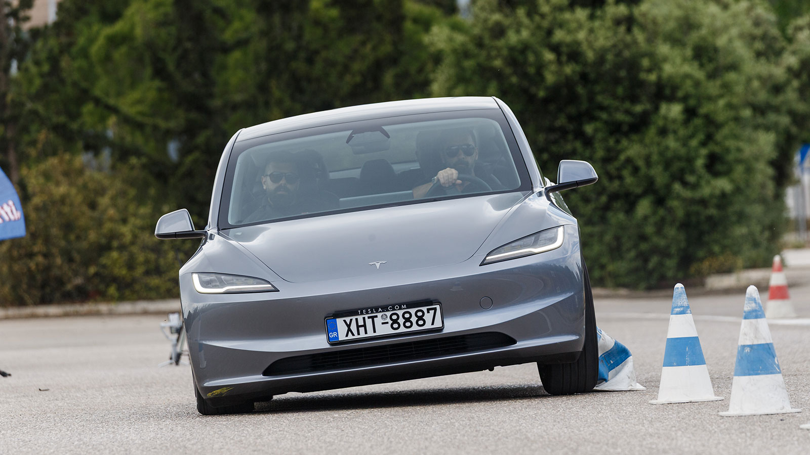 Xωρίς να υπάρχει έντονο φαινόμενο πλαγιολίσθησης το Tesla έπαιρνε αξιοσημείωτες κλίσεις. 
